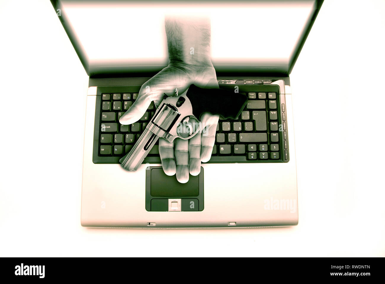 Computer portatile con una mano e aprire palm, venendo fuori dello schermo con una pistola - concept per il traffico illegale di armi nel web profondo Foto Stock