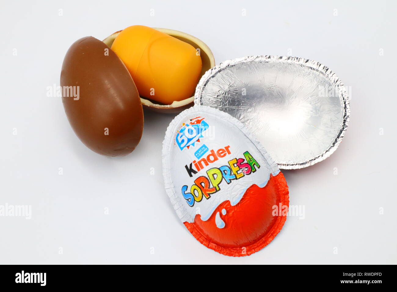 Kinder sorpresa di uova di cioccolato. Kinder sorpresa è un marchio di prodotti realizzati in Italia da Ferrero Foto Stock