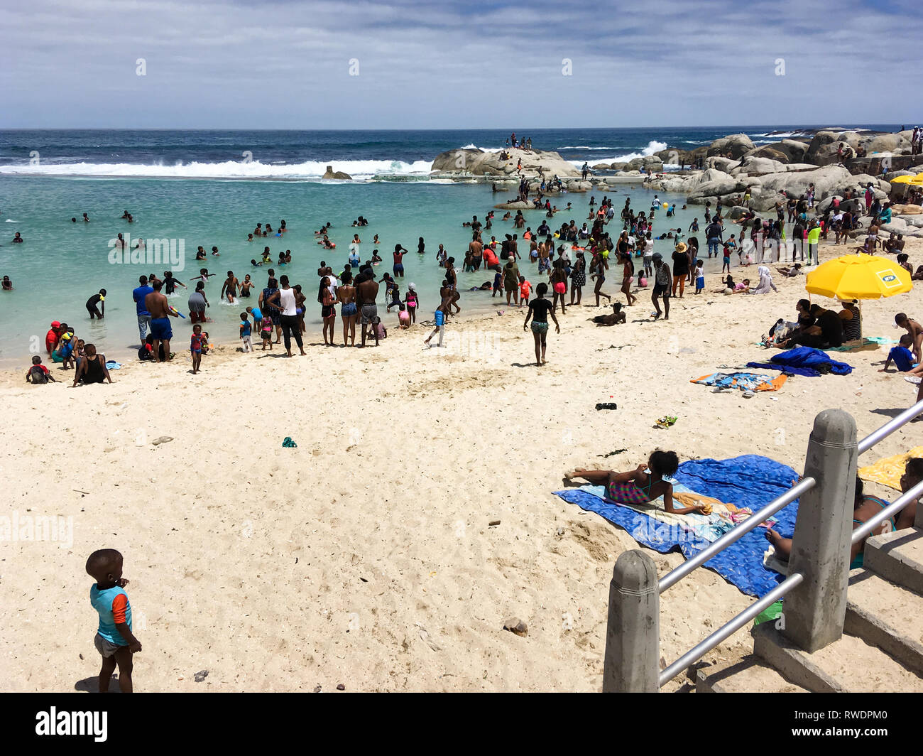 CAPE Town, Sud Africa - 1 gennaio 2019: affollato giorno di nuovi anni presso la spiaggia di Camps Bay. Foto Stock