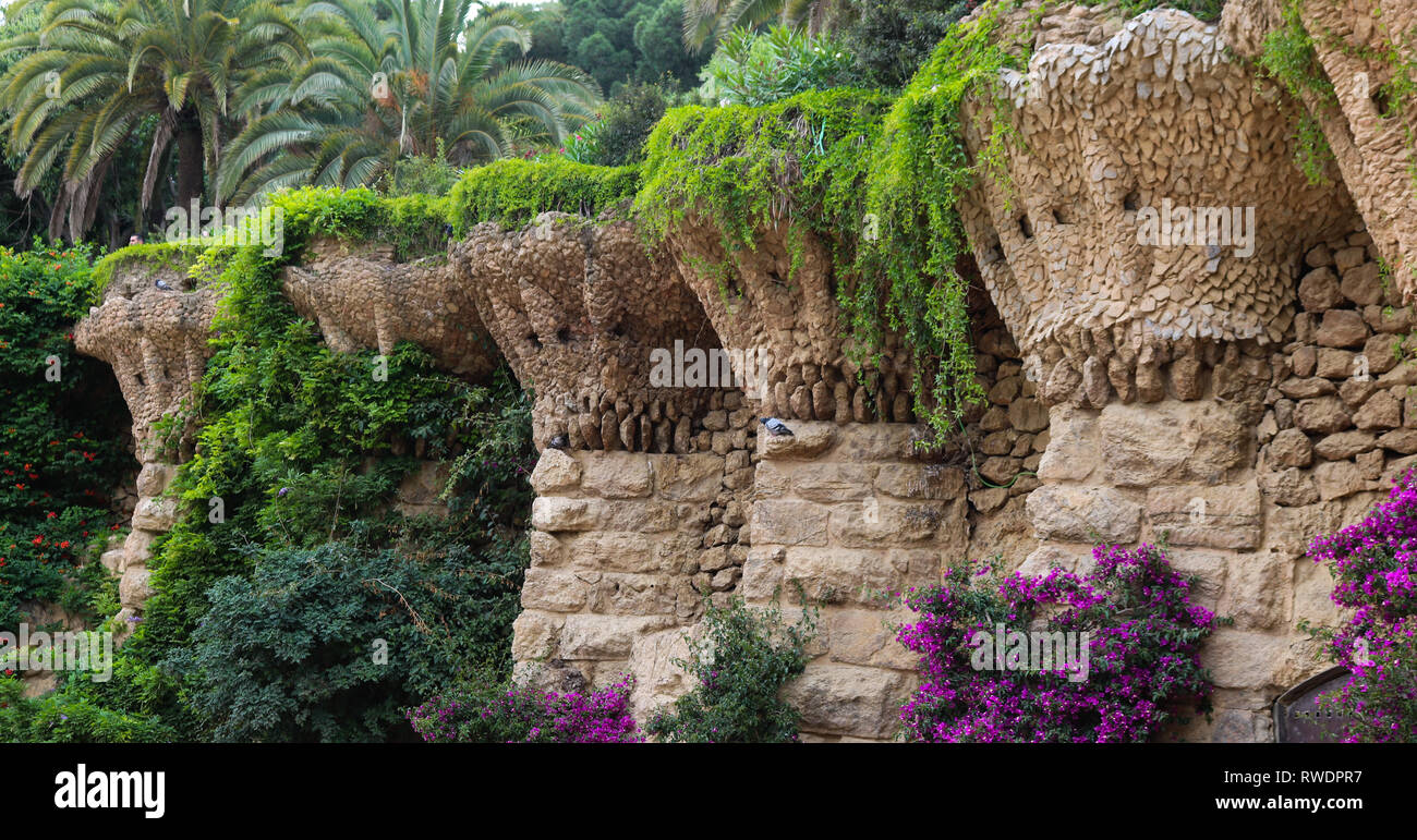 Nidi di uccelli costruito da Gaudí nelle pareti terrazza. Le pareti di imitare gli alberi piantati su di essi. Sparare nel giugno 2018. Foto Stock