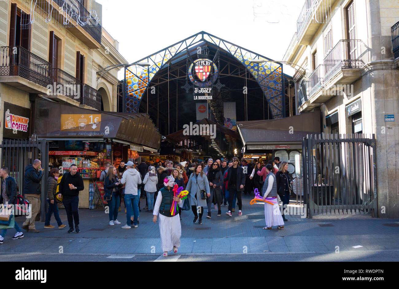 Barcellona, Spagna - 21 Gennaio 2019: Mercat de la Boqueria o Sant Josep nel centro di Barcellona. Più famoso mercato di Barcellona visitata giornalmente da thousa Foto Stock