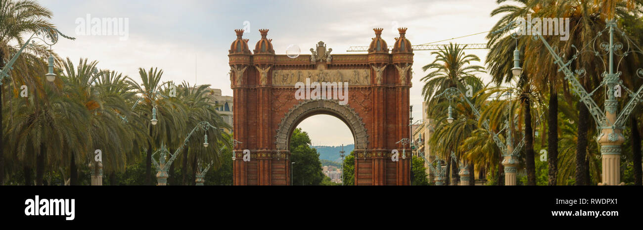 Arc de Triomf de Barcelona è un arco trionfale nella città di Barcellona in Catalogna, Spagna. Per scattare foto in giugno, 2018. Foto Stock