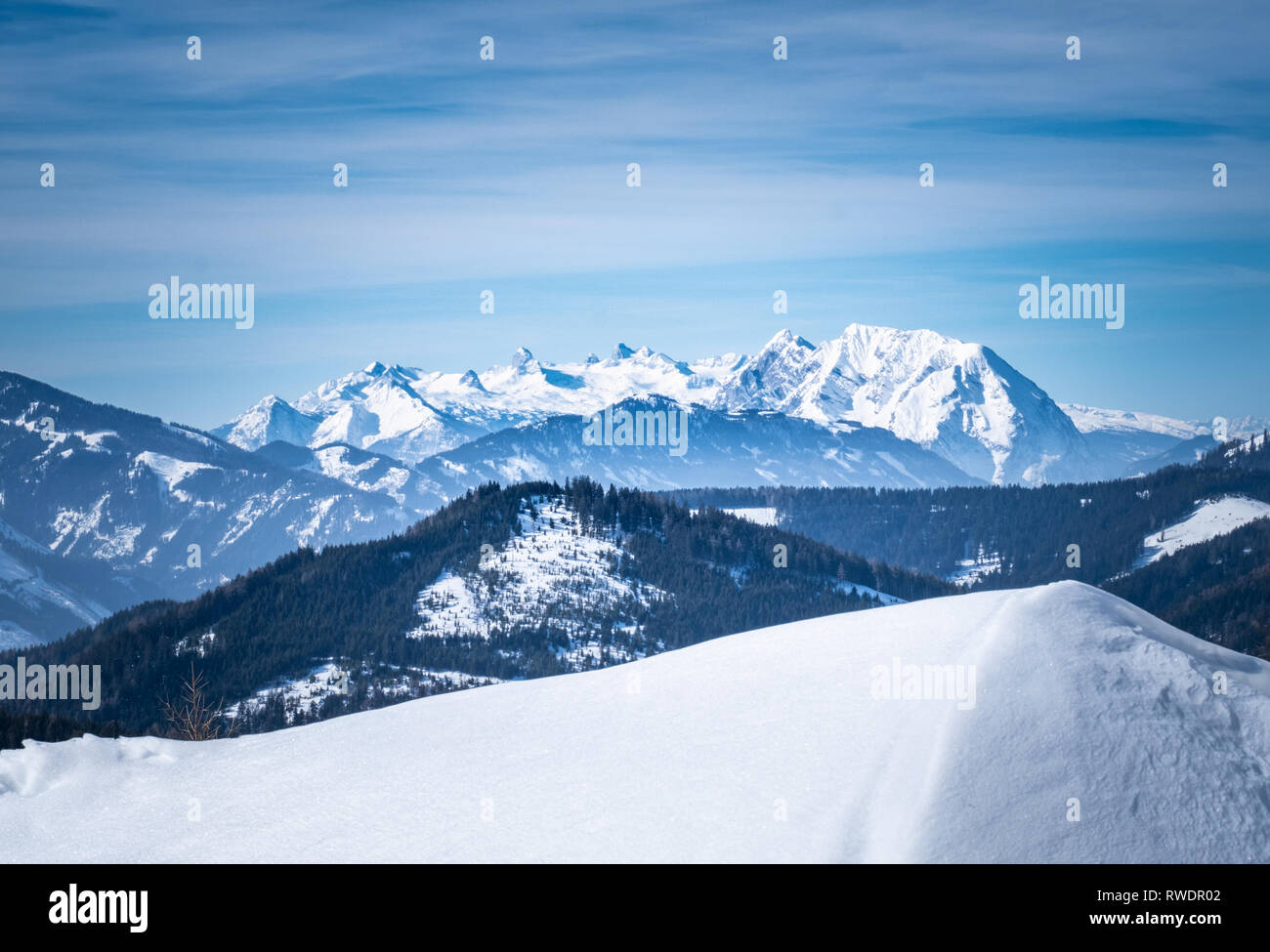 Vista panoramica dal altopiano innevato Kaiserau alla montagna Dachstein su un soleggiato winterday in Stiria, Austria Foto Stock