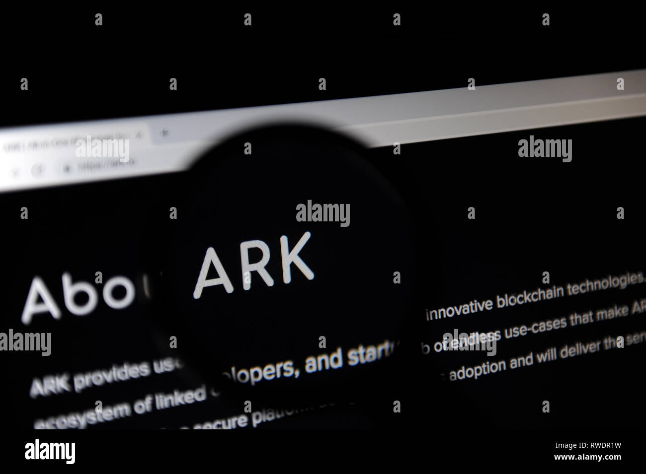 Il sito web di arca visto attraverso una lente di ingrandimento Foto Stock