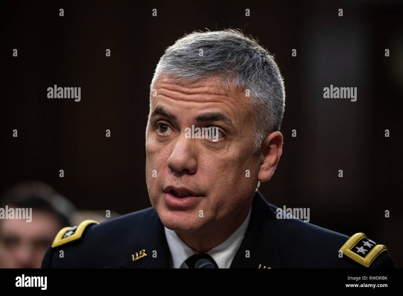 Il comandante di noi Cyber il Comando Generale Paolo Nakasone testimonia durante un Senato Intelligence audizione del Comitato sulle minacce a livello mondiale sul colle del Campidoglio di Washington il 29 gennaio 2019. Foto Stock