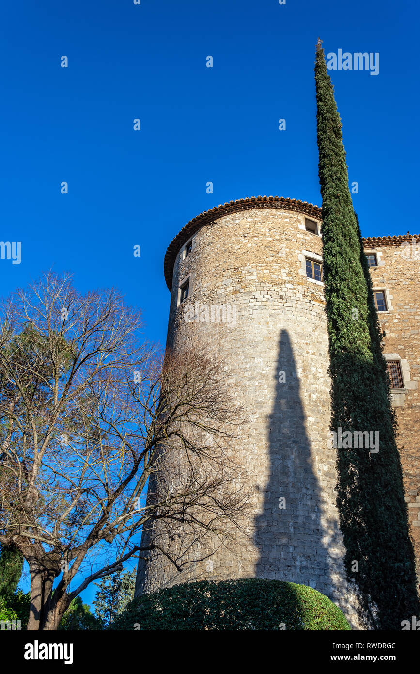 Imponente architettura medievale nel centro storico di Girona, Spagna Foto Stock