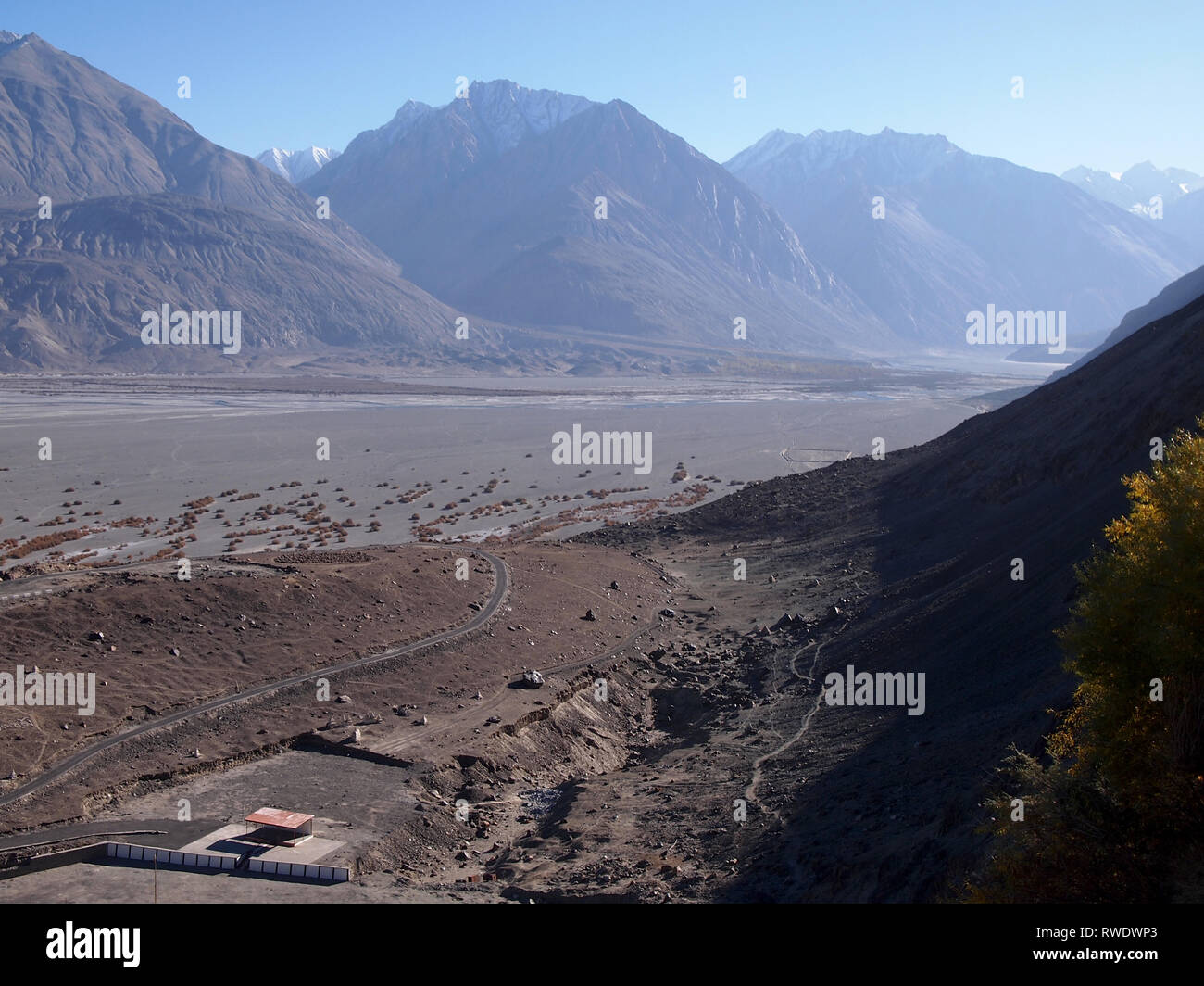 Vista della Valle di Nubra dal tetto del monastero di Diskit, Ladakh Foto Stock