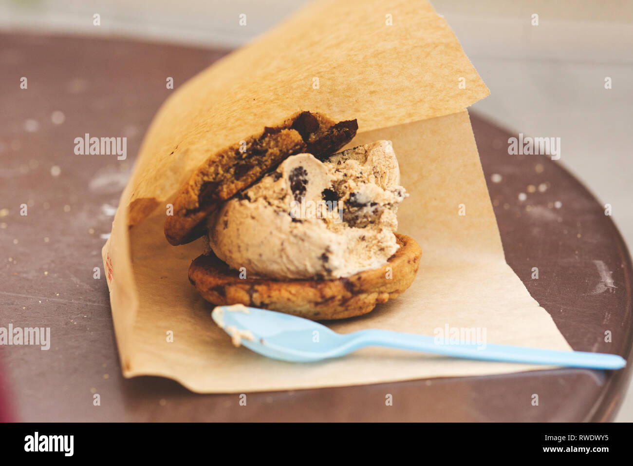 Un ice cream sandwich con i biscotti al cioccolato da un camion di cibo di Boston, Massachusetts. Foto Stock