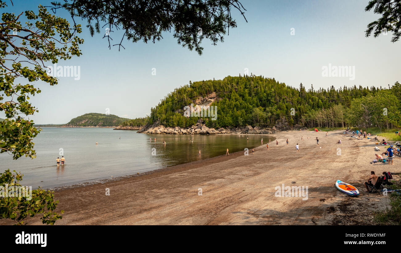 Vista incorniciata una spiaggia molto popolare a bassa marea in un pomeriggio soleggiato sul fiume San Lorenzo, il Parc National du Bic, provincia del Québec in Canada Foto Stock