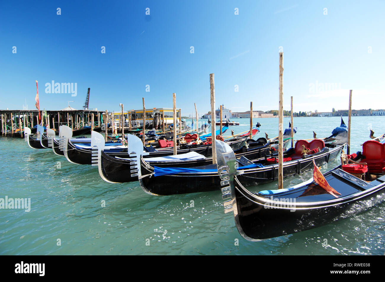 Linea di gondole attraccate al termine della giornata Foto Stock