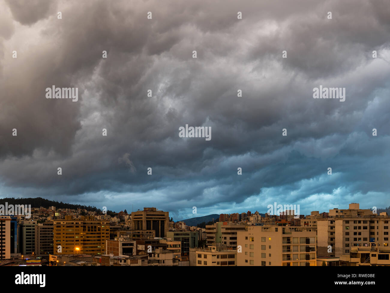 Tempesta meteo sopra la città moderna di Quito si trova nella Cordigliera delle Ande dell Ecuador, Sud America. Foto Stock