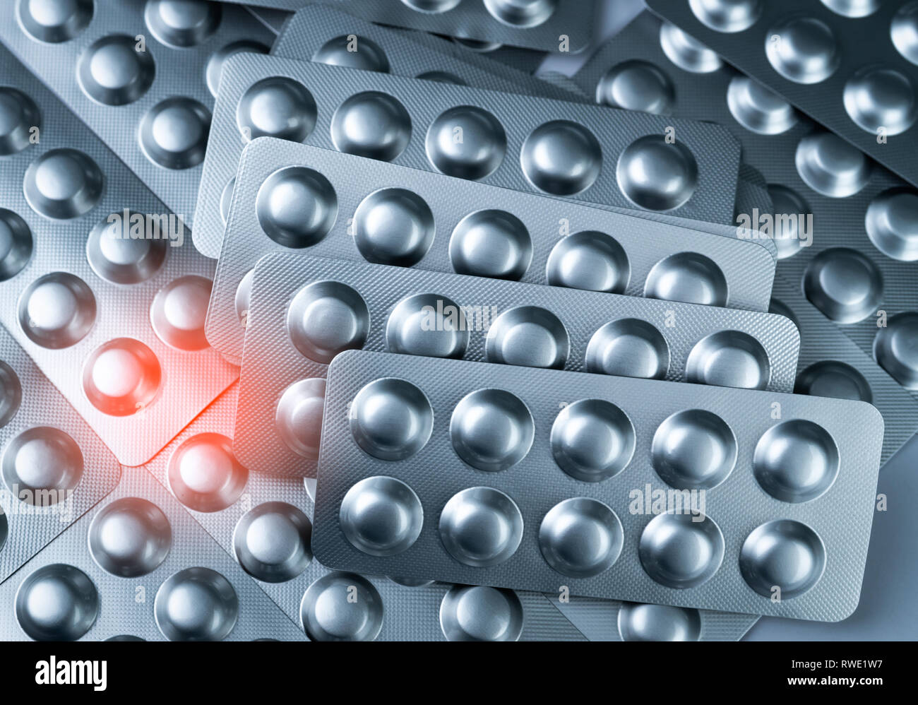 Pila di compresse pillola in confezione blister per proteggere il farmaco dalla luce. Foglio di alluminio argentato confezione blister. Industria farmaceutica. Farmacia processo di produ Foto Stock