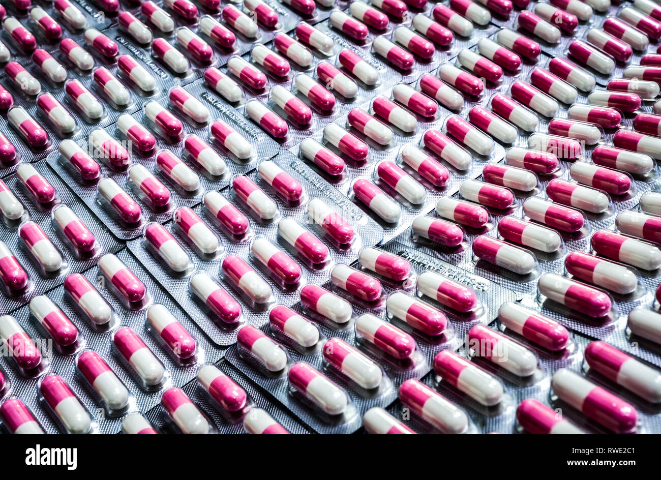 Rosa-bianco capsula di antibiotico pillole in confezione blister. Antibiotici la resistenza al farmaco. Industria del packaging farmaceutico. Global Healthcare. Farmacia backg Foto Stock