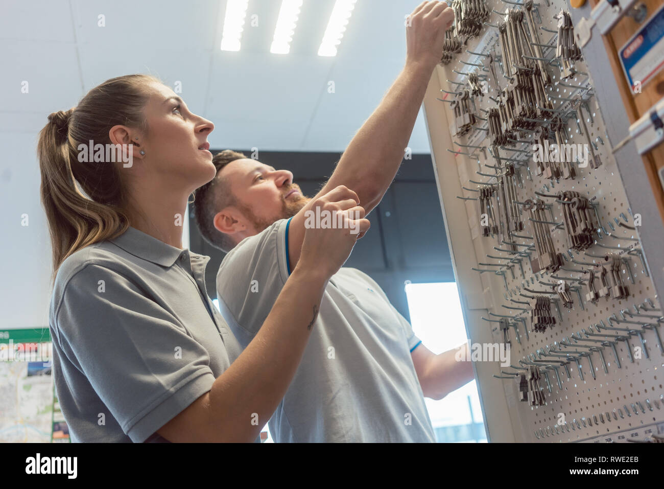 L uomo e la donna key maker nel loro negozio Foto Stock