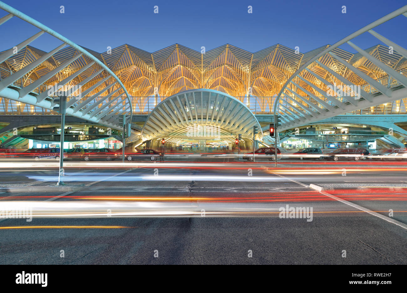 La metropolitana e la stazione ferroviaria Gare do Oriente di notte Foto Stock