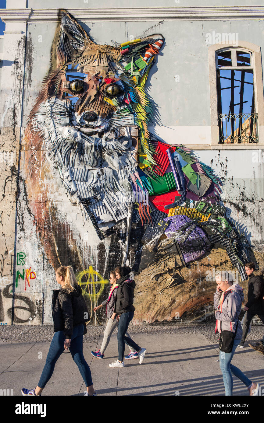 Lisbona, Portogallo, febbraio 02, 2018 - la gente a piedi nella parte anteriore del big fox scultura fatta di immondizia di plastica sulla parete di edificio abbandonato da portugue Foto Stock
