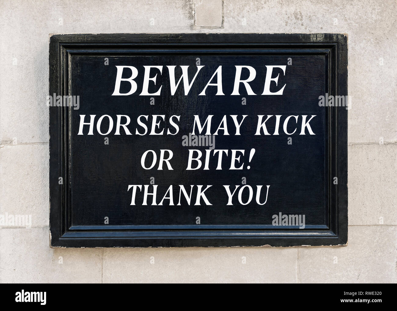 Attenzione i cavalli possono cacciare o morso segno, Horse Guards Edificio, London, England, Regno Unito Foto Stock