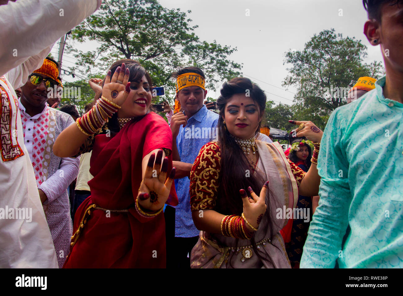 Urban ragazzo e le ragazze a cantare e a danzare per celebrare "Pohela Boishakh, il primo giorno del Bengali Nuovo Anno a a Dhaka, nel Bangladesh. Foto Stock