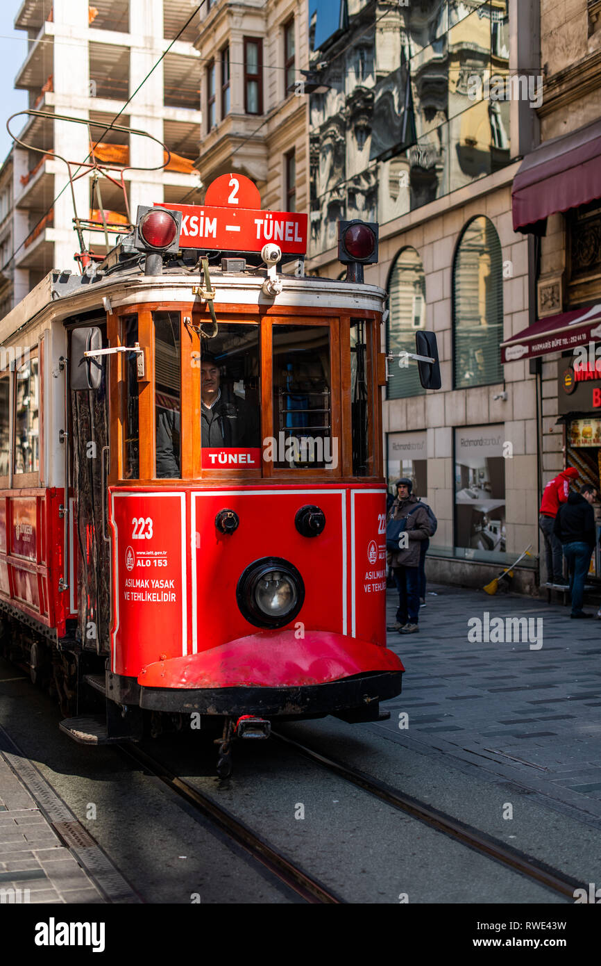 Editoriale - Piazza Taksim - Tunel Tram, marchio di Beyoglu, Istiklal Street. Istanbul. 03/2019 Foto Stock