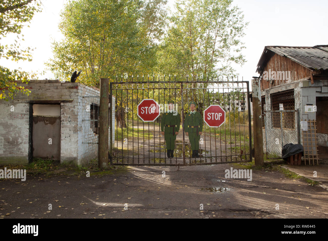 Guardiola e cancelli di sicurezza a Skrunda-1, ex Unione sovietica insediamento di difesa, Skrunda, Lettonia Foto Stock