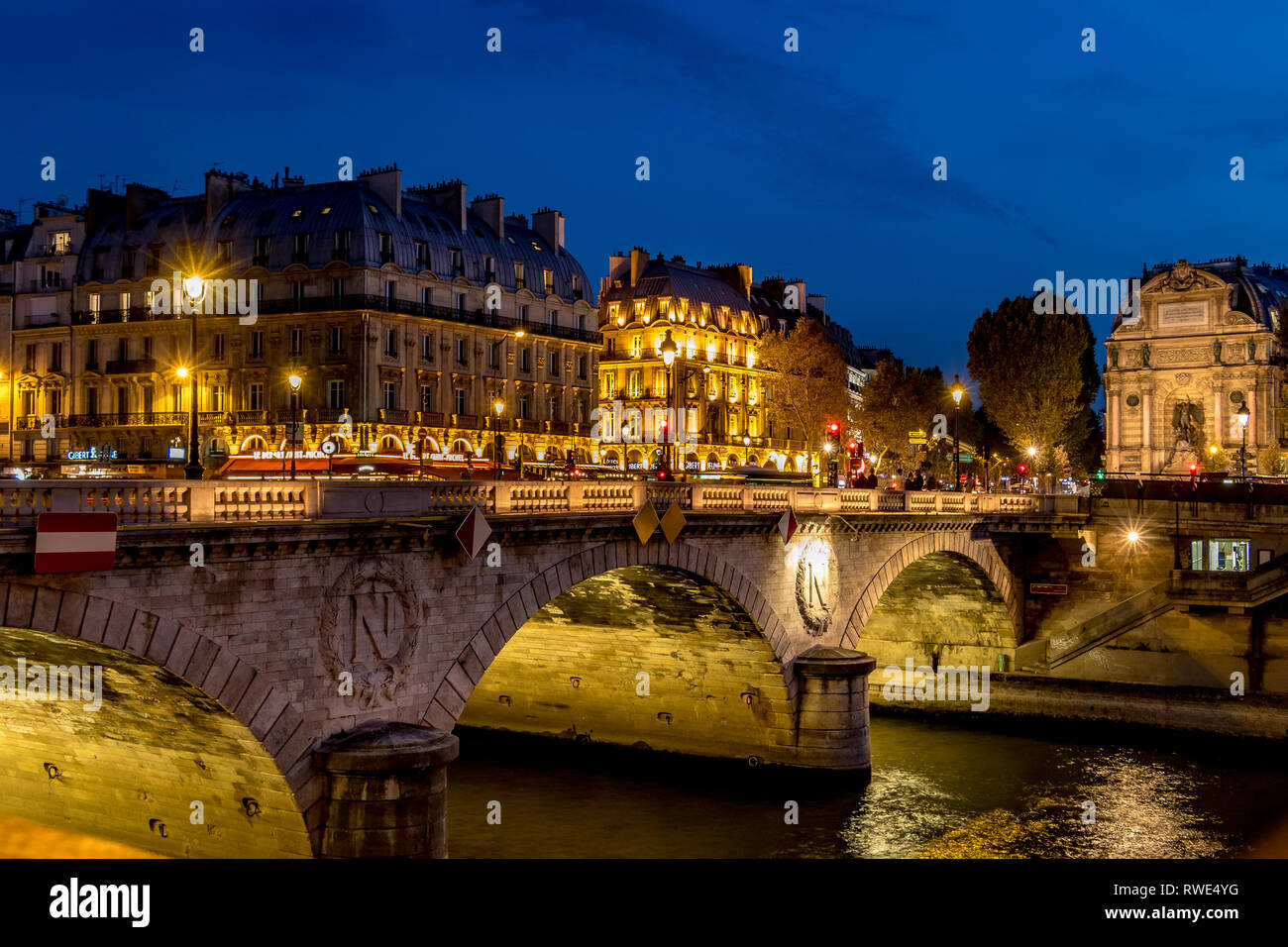 Pont au cambiare di notte , da Quai de la Corse, Parigi Foto Stock