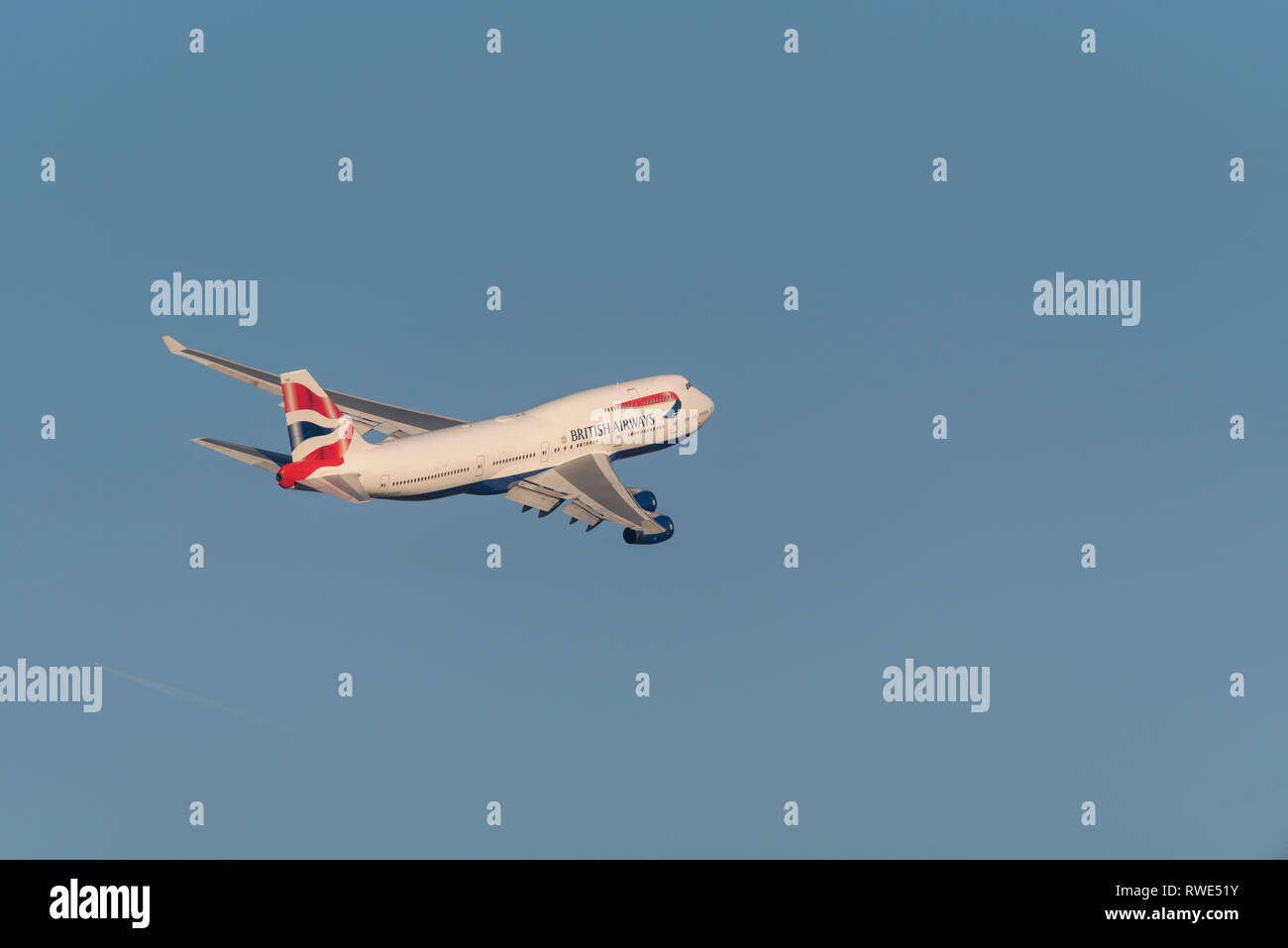 British Airways Boeing 747 Jumbo Jet aereo di linea G-BYGE decolla dall'aeroporto di Londra Heathrow, Regno Unito, in cielo blu Foto Stock
