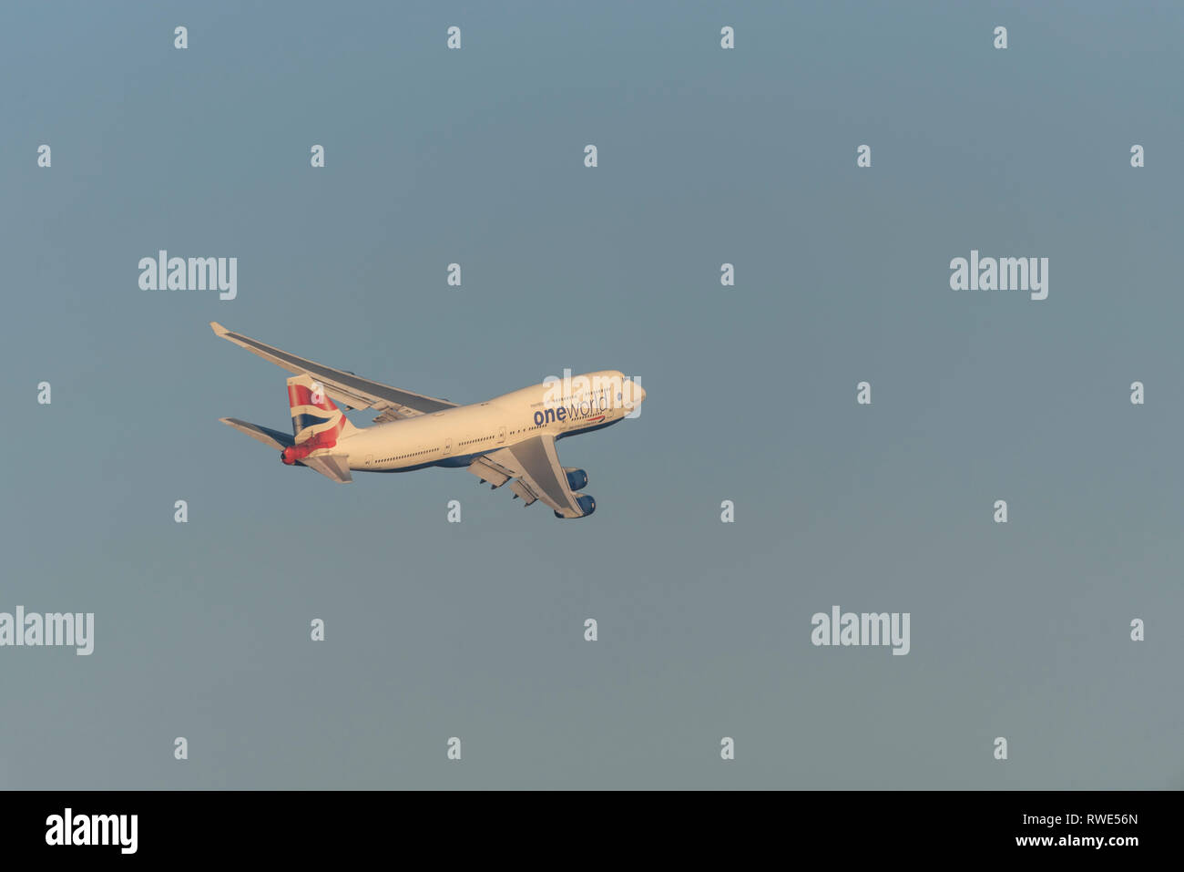 British Airways Boeing 747 Jumbo Jet aereo di linea decolla dall'aeroporto di Londra Heathrow, Regno Unito, in cielo blu Foto Stock