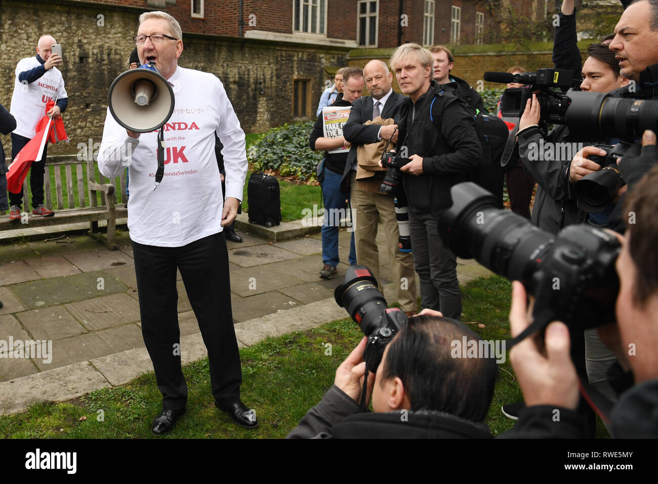Len McCluskey, Segretario Generale dell Unione uniscono unisce i lavoratori dalla Honda fabbrica in Swindon davanti alla Casa del Parlamento, Westminster, London nel corso di una protesta contro la chiusura della fabbrica. Foto Stock