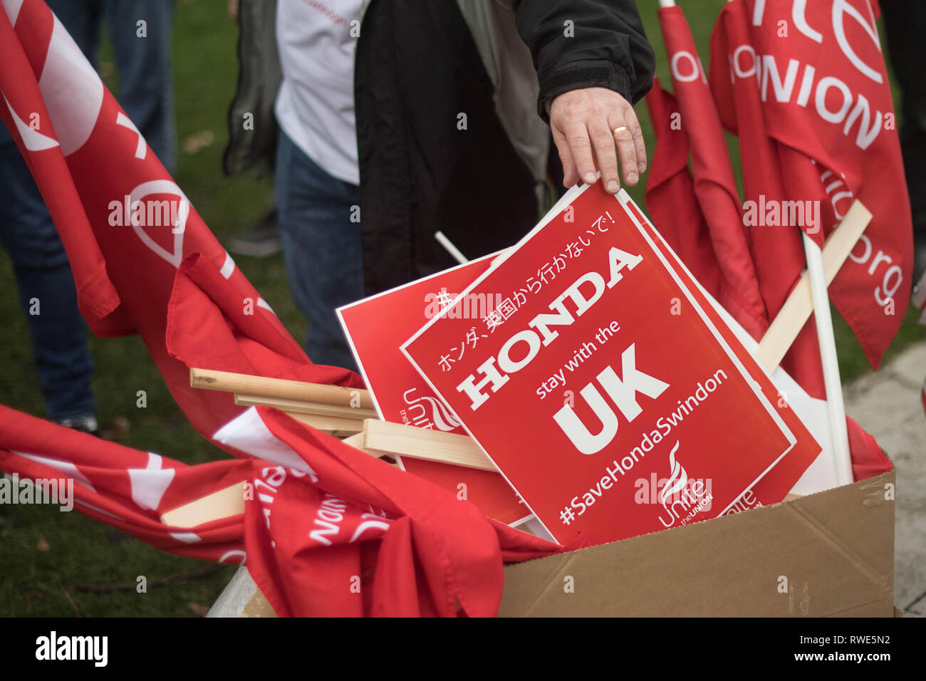 I lavoratori dalla Honda fabbrica in Swindon davanti alla Casa del Parlamento, Westminster, London nel corso di una protesta contro la chiusura della fabbrica. Foto Stock