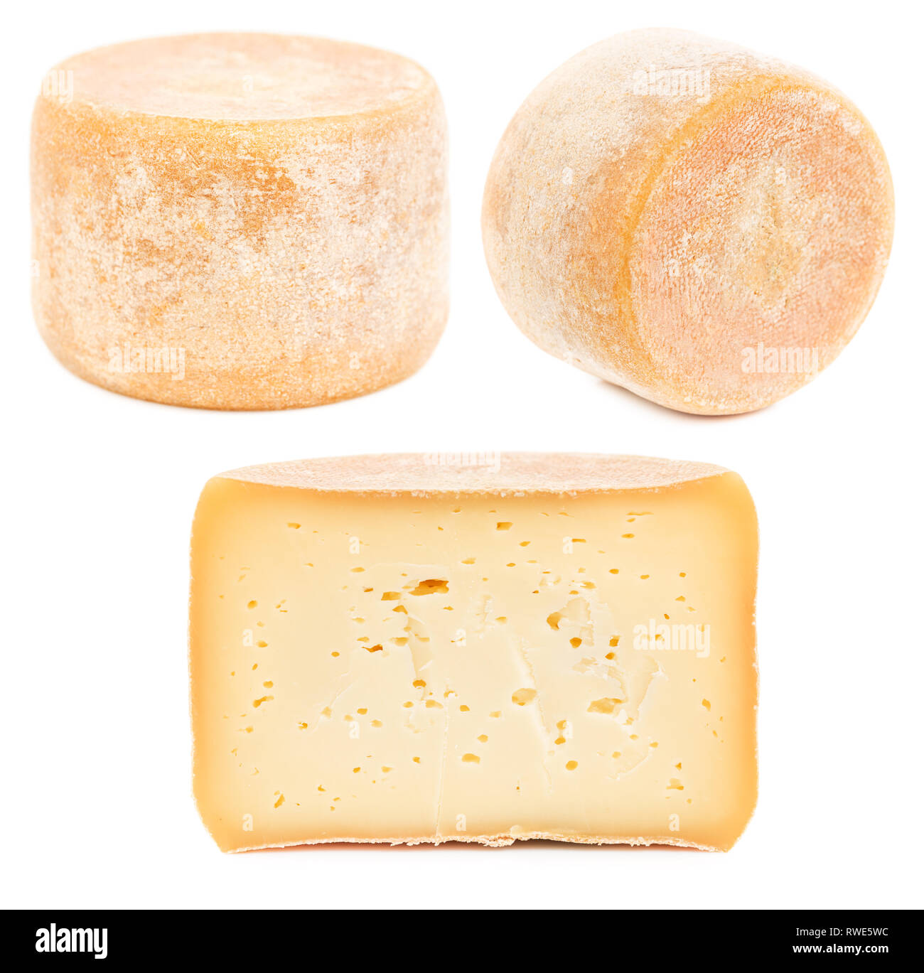 Testa (ruota) di naturale formaggio duro isolati su sfondo bianco. Foto Stock