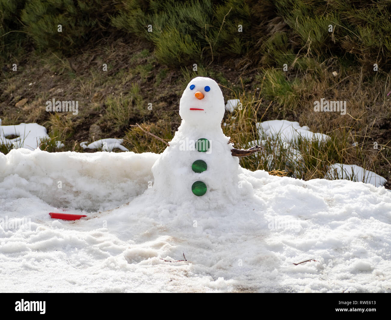 Pupazzo di neve fatta con una carota nel naso e tappi in occhi e pulsanti Foto Stock