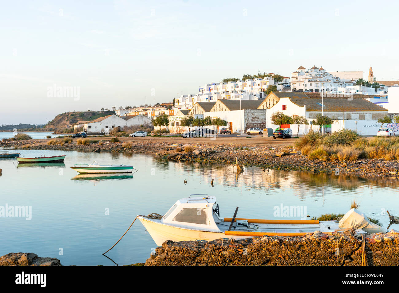 Ayamonte cityscape con le barche dei pescatori sul fiume Guadiana, Andalusia, Spagna Foto Stock