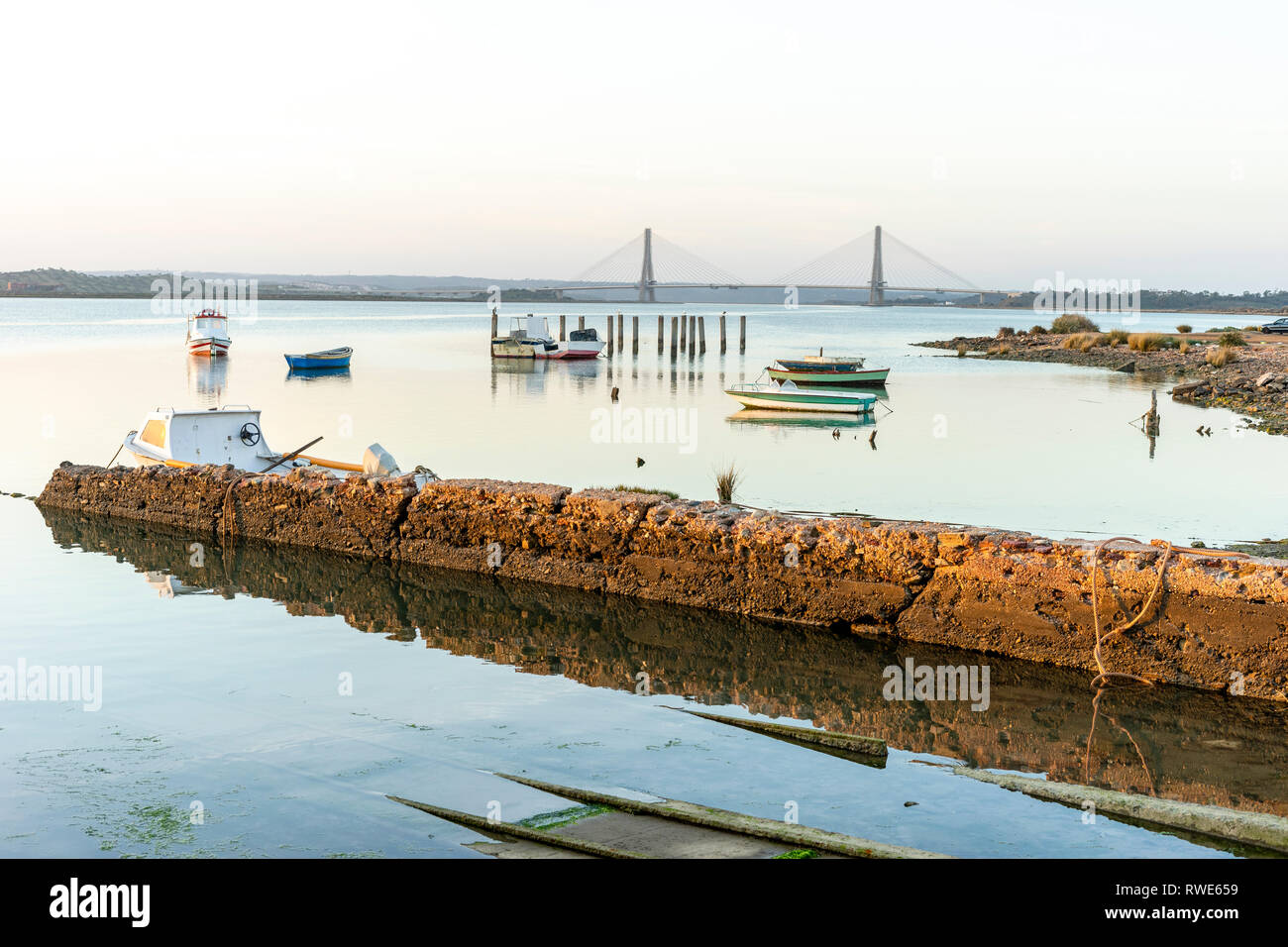 Barche e ponte sul fiume Guadiana che è un confine tra la Spagna e il Portogallo, Ayamonte Foto Stock