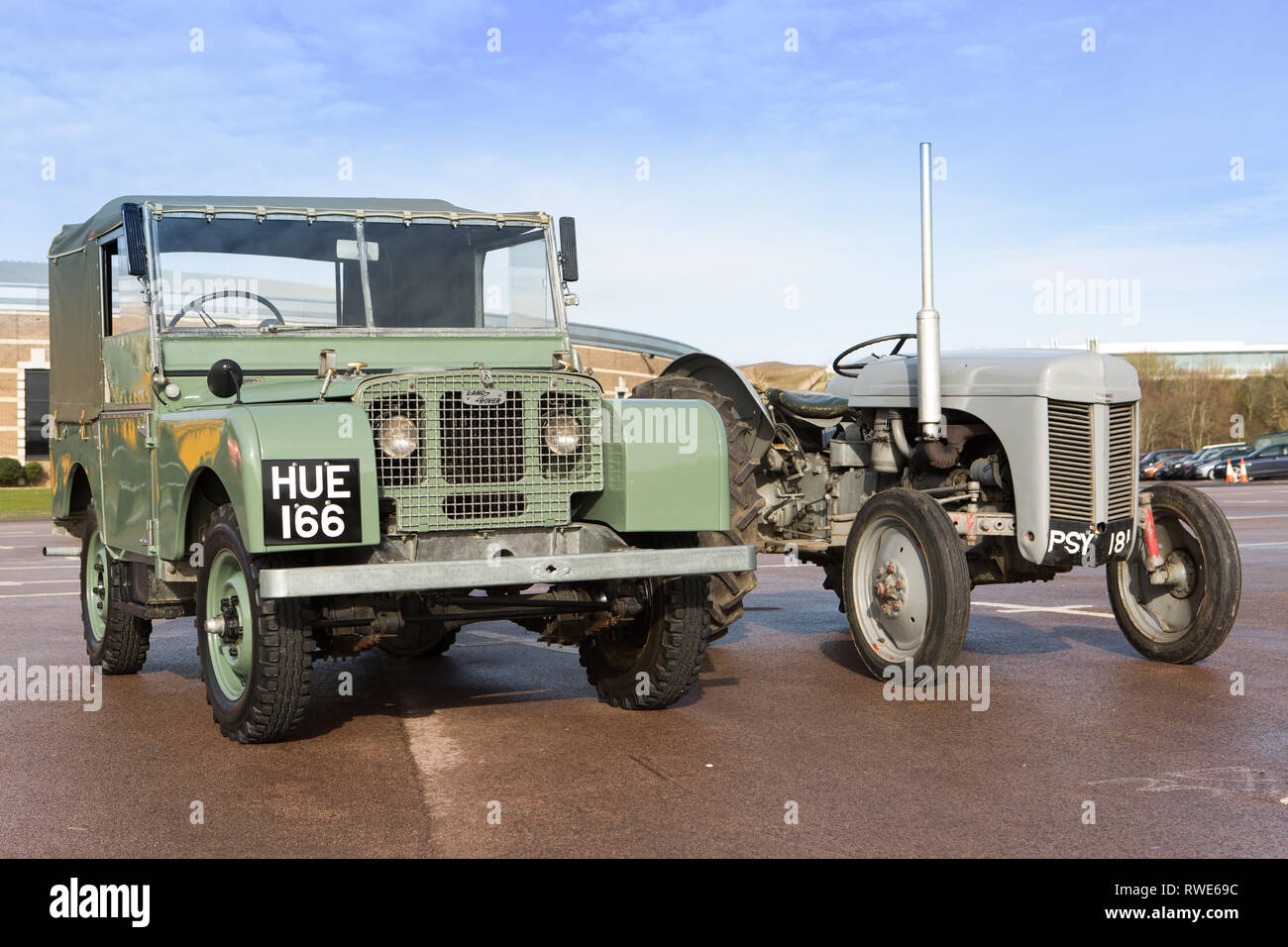 Icone britannica, entrambi, una serie 1949 1 Land Rover insieme con un iconico grigio trattore Ferguson - British Motor Museum Gaydon REGNO UNITO Foto Stock
