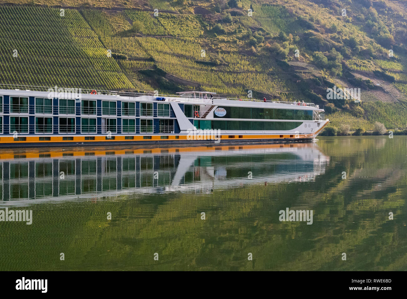 Fiume Moselle nave da crociera Vista sta, vela passato vigneti nella Valle della Mosella, Germania, Europa Foto Stock
