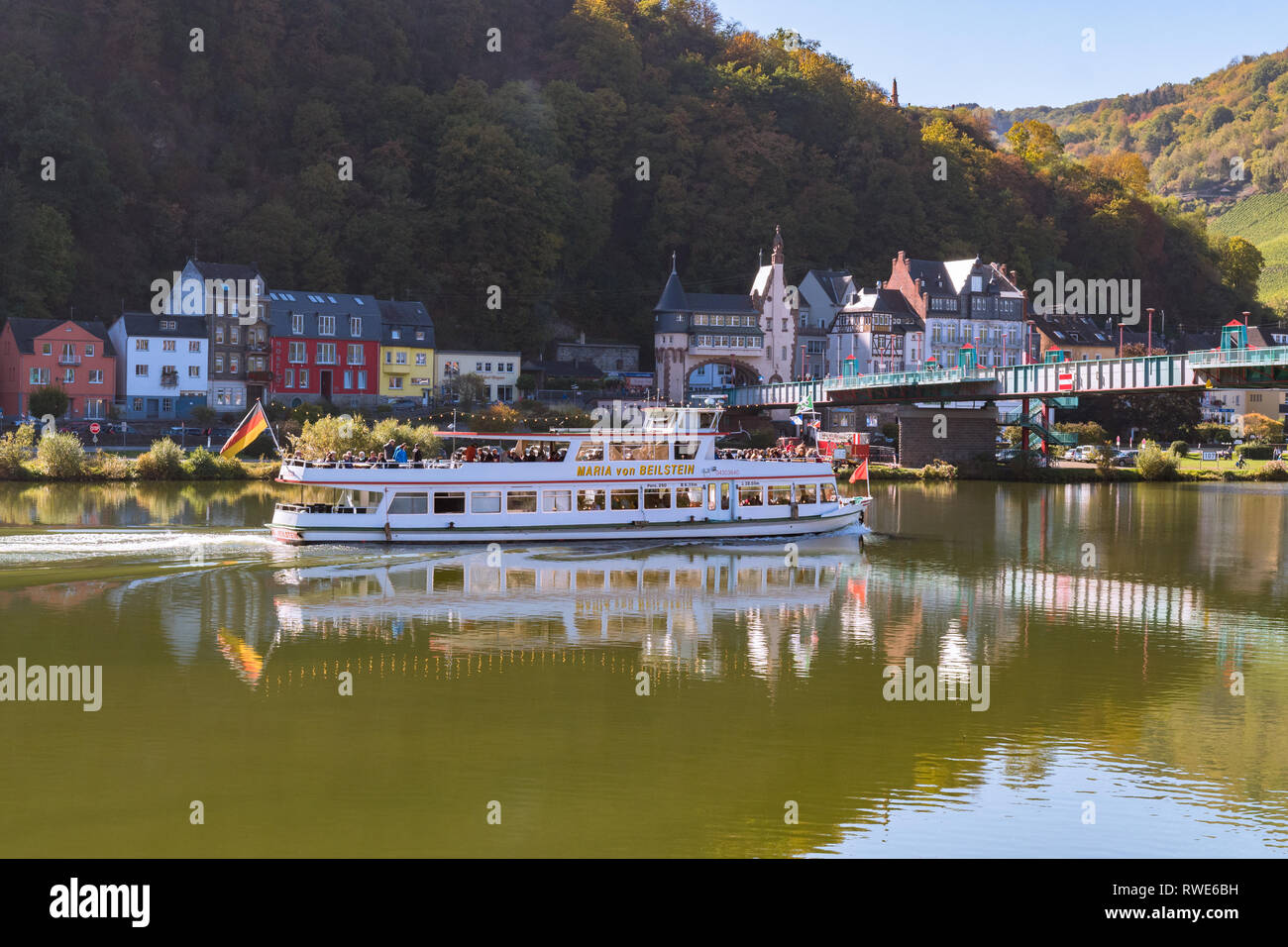 Valle della Mosella crociera sul fiume barca passando Traben Trarbach una città sul Medio Moselle in Renania-Palatinato, Germania, Europa Foto Stock