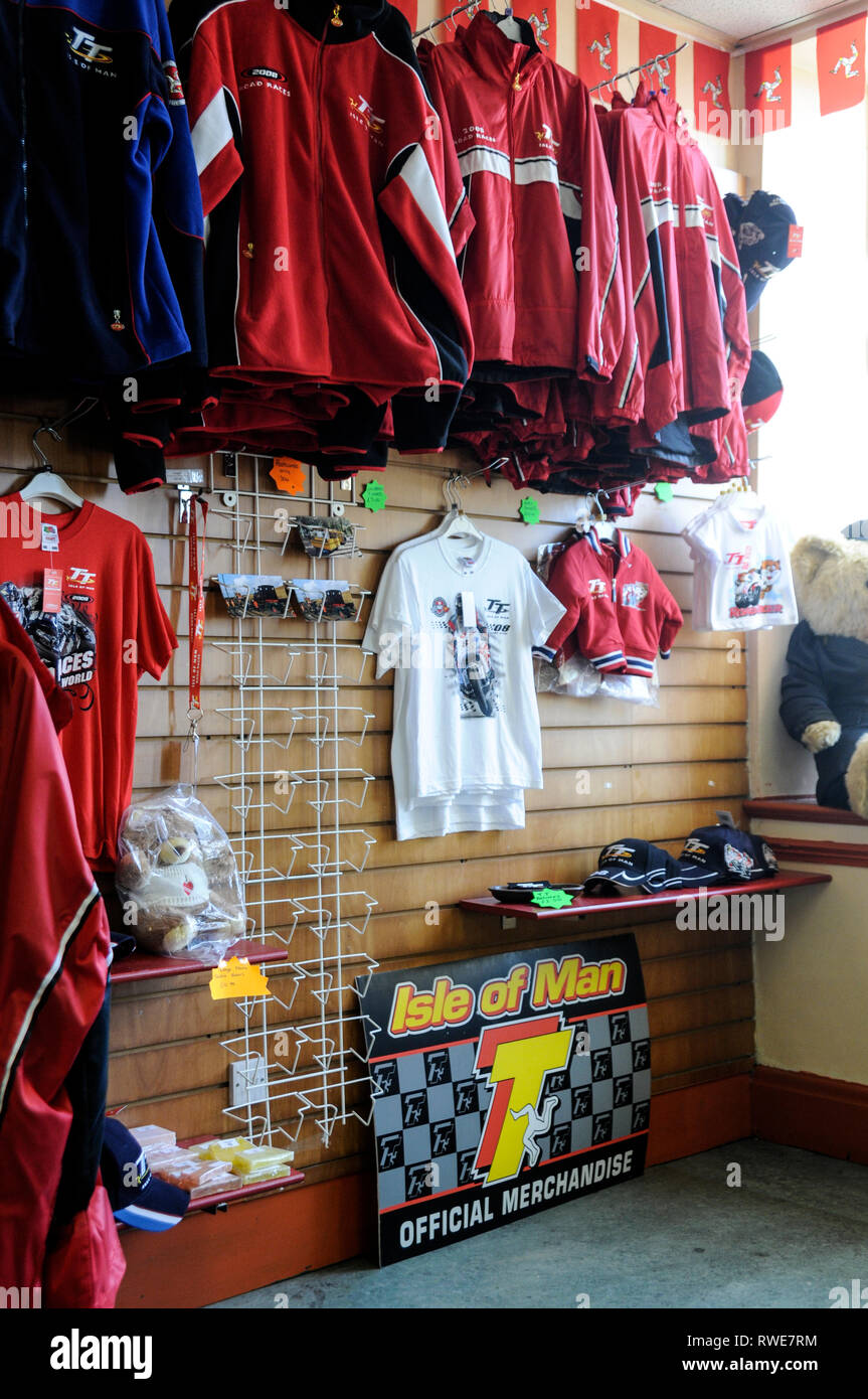 Una gamma di souvenir e abbigliamento del famoso gare TT in vendita al  vertice Cafe sul Monte Snaefell, l'isola è il punto più elevato dell' Isola  di Man Foto stock - Alamy