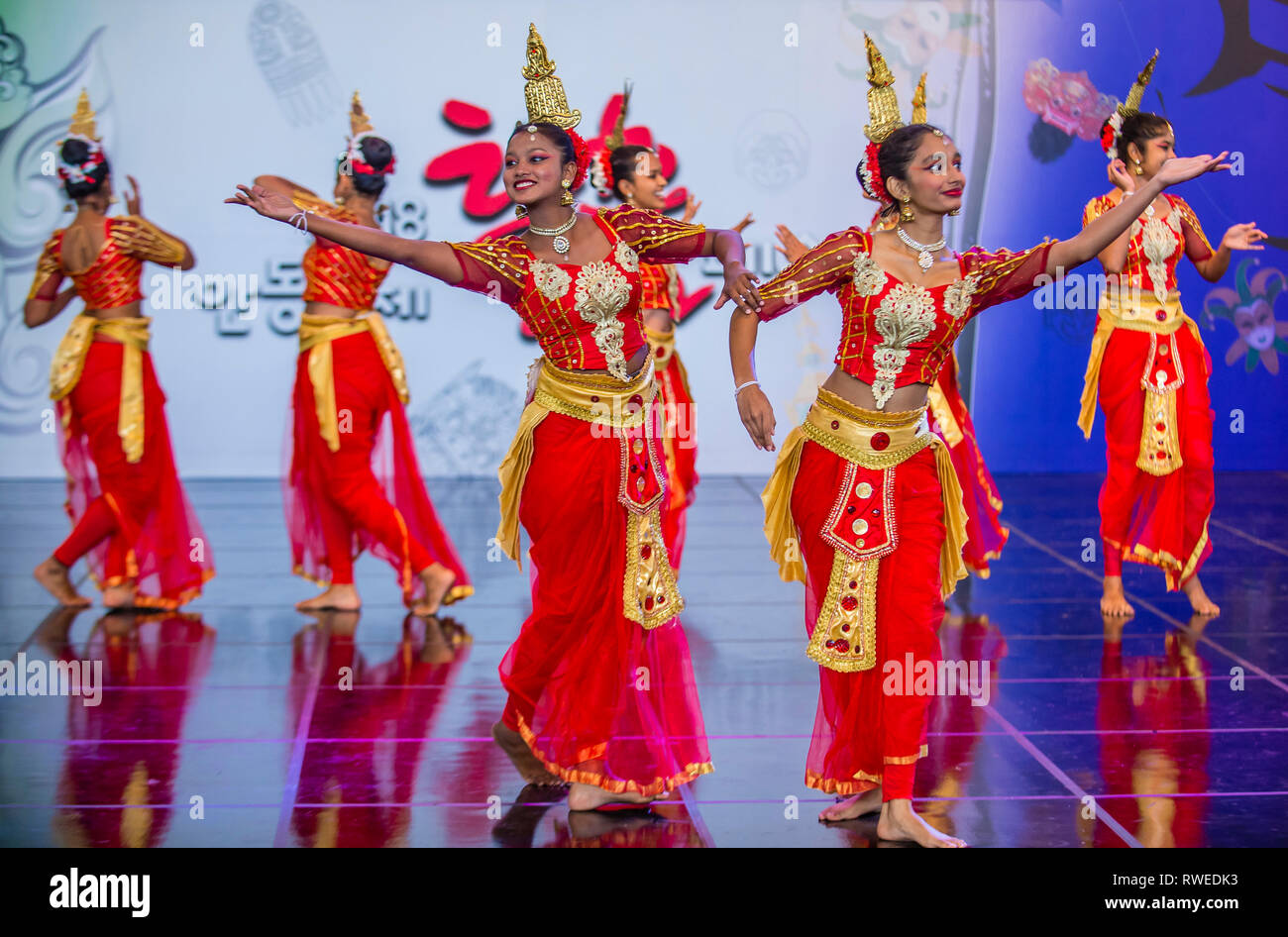 I ballerini di SriLankan dell'Hillwood College Dance Troupe si esibiscono al festival Maskdance tenutosi ad Andong, Corea del Sud Foto Stock