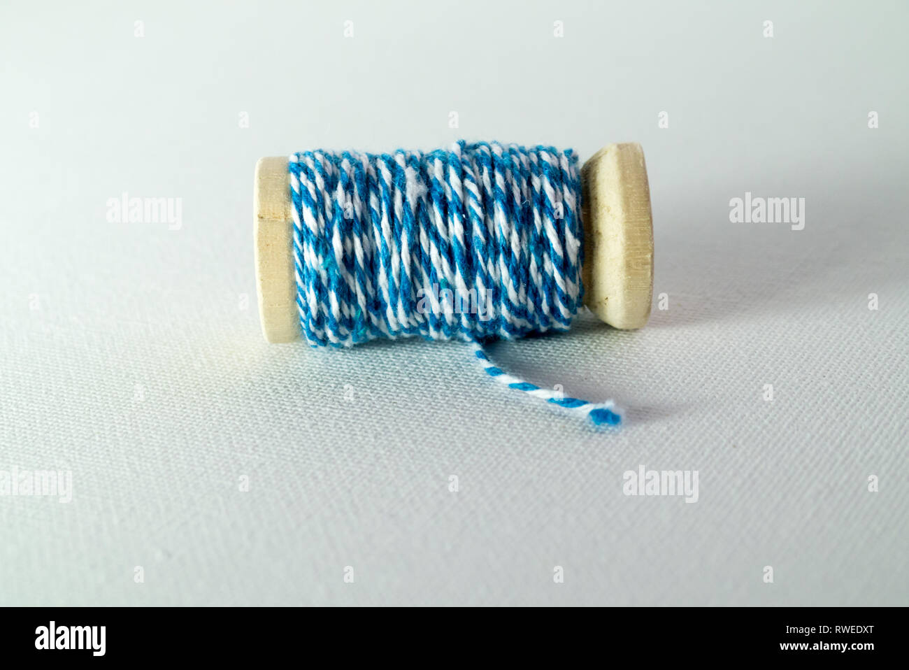 Blu e bianco stringa su una bobina in legno Foto Stock