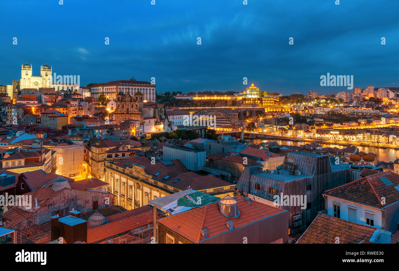 Vistas do Miradouro da Vitória, Porto, Portogallo. Punto di vista verso sé do Porto, Luis i bridge e la Serra do Pilar Foto Stock