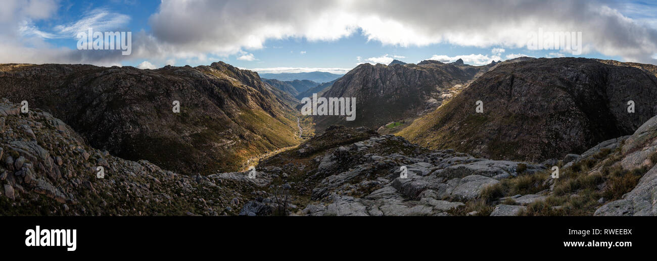 Fotografia di paesaggi della Serra do Gerês. Panorâmica da Serra do Gerês, com vista para o Vale do Touça. Foto Stock