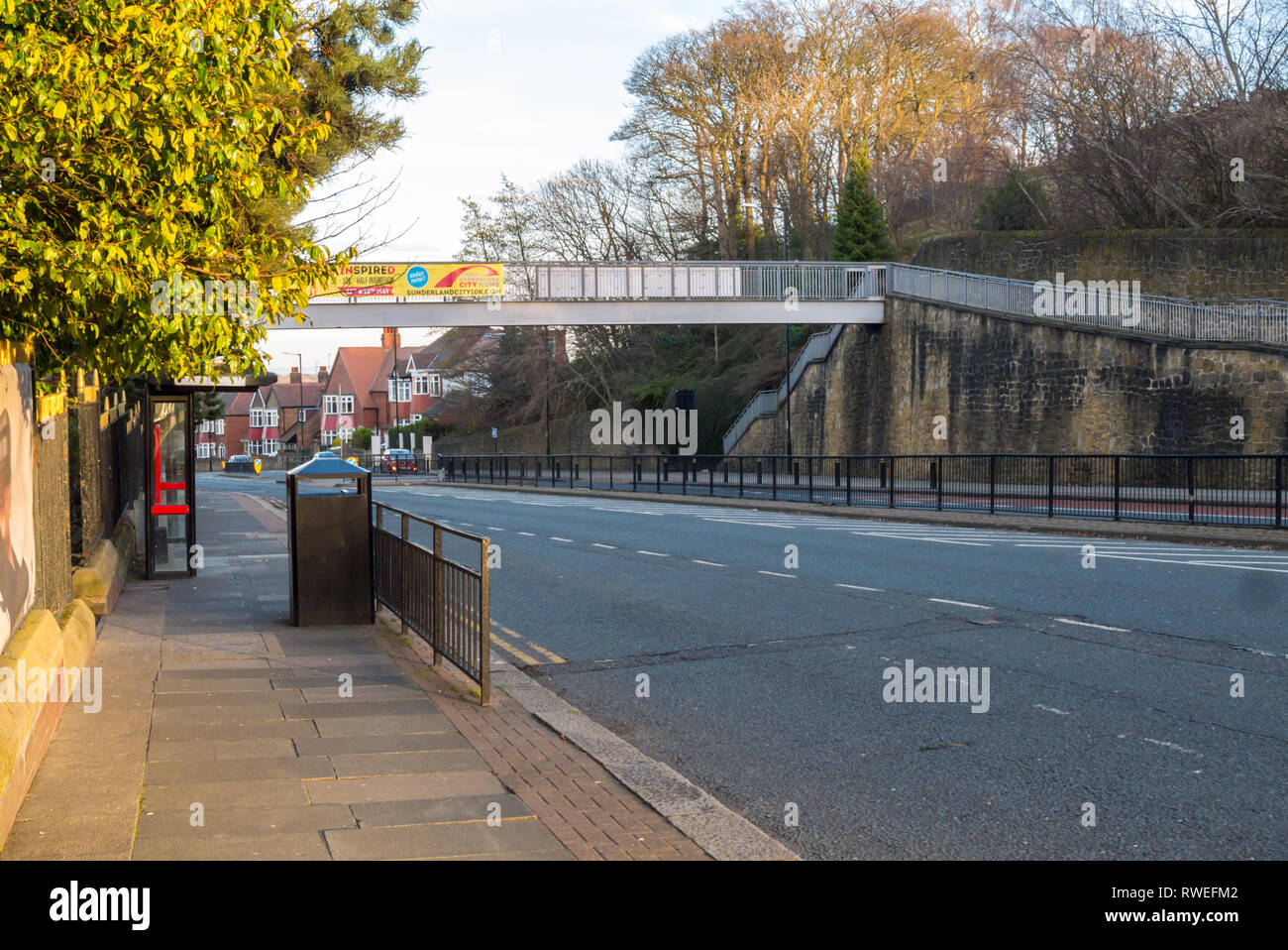 La vista di Durham Road a Sunderland e il ponte pedonale al di fuori del Sunderland College Foto Stock