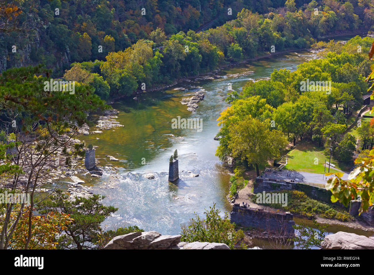 Una vista sul punto dove Potomac Shenandoah e fiumi si incontrano a harpers Ferry National Historic Park. Il paesaggio del Parco in autunno con resti di vecchi bri Foto Stock