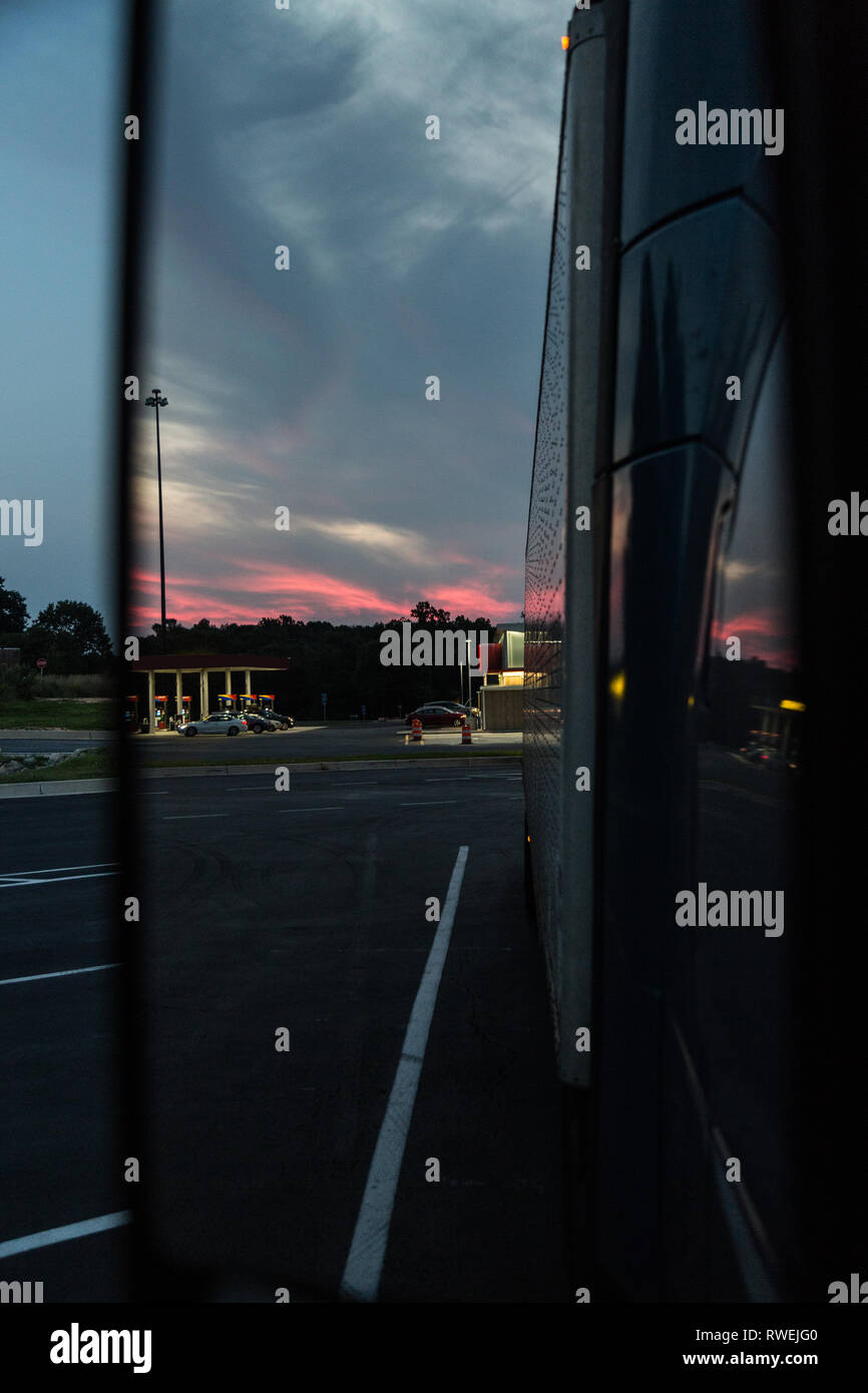 Camion, dry van, consultare il pianale, driver Foto Stock