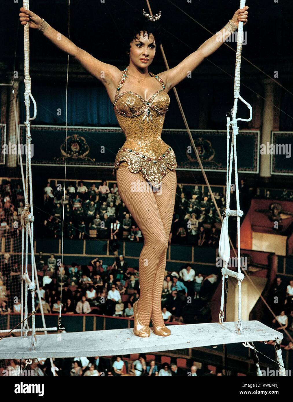 GINA LOLLOBRIGIDA, trapezio, 1956 Foto Stock
