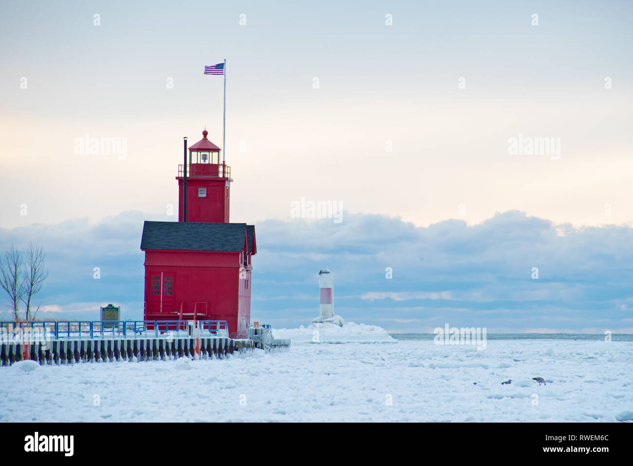 Big Red lighthouse in Olanda canale del porto in inverno Foto Stock