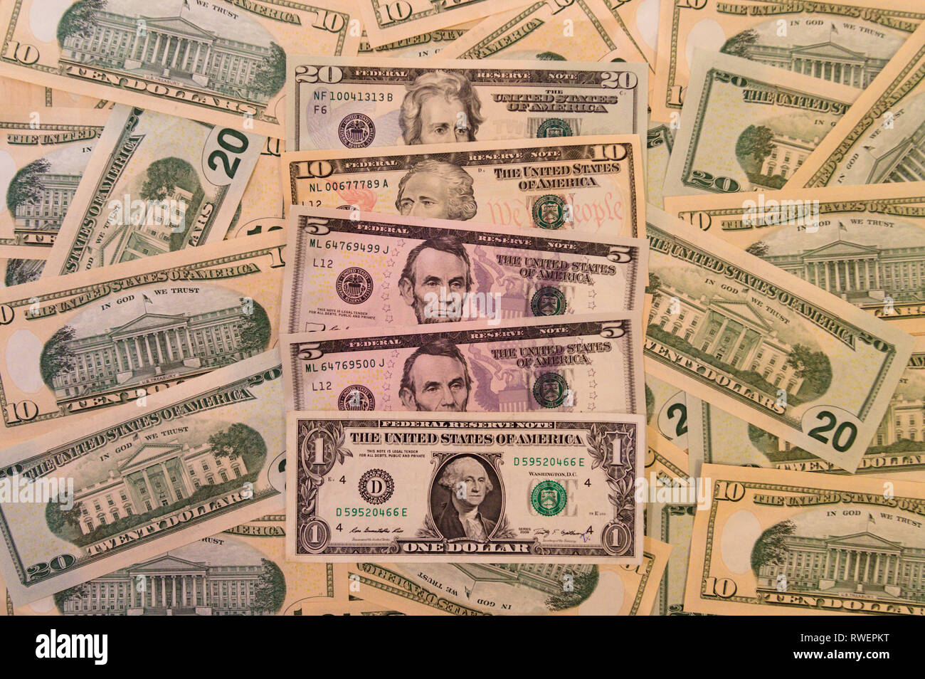 Una pila di fatture del dollaro con una selezione di cui Face up - dollari, bollette, banconote, contanti, valuta, pila Foto Stock