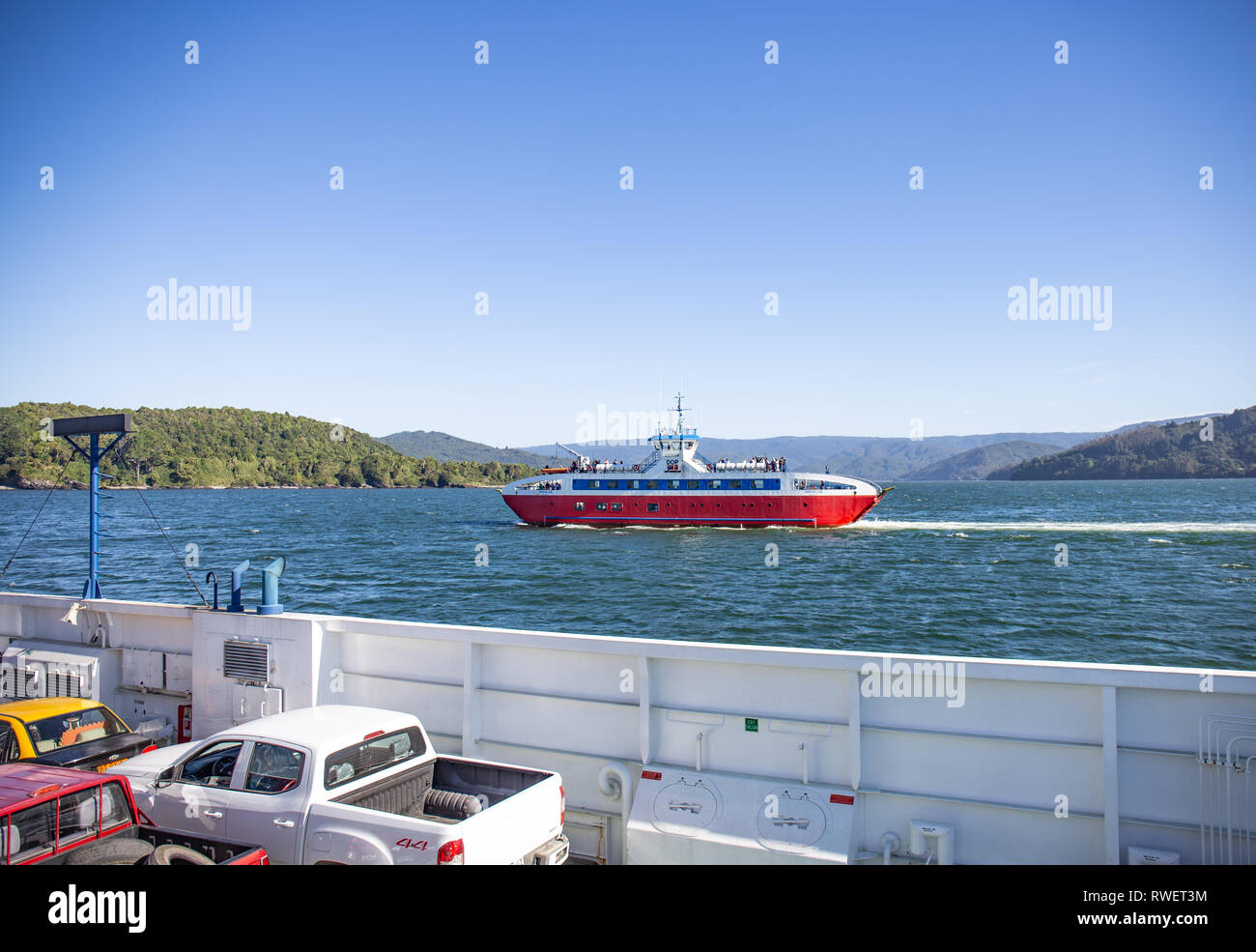 VALDIVIA, Cile - Gennaio, 15, 2019. Veicolo passeggeri e di traghetto tra Niebla e Corral, nella regione di Los Rios vicino alla città di Valdivia. Foto Stock