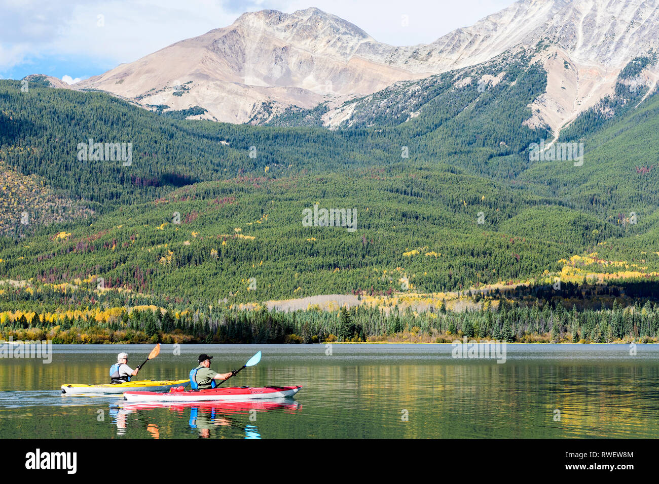 Kayakers racchetta mentre sul Lago Piramide nel Parco Nazionale di Jasper in Jasper, Alberta Foto Stock