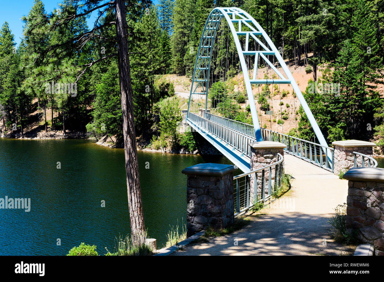 Carro Creek ponte pedonale spanning Siskiyou lago vicino a Mt. Shasta, California, Stati Uniti d'America. Foto Stock